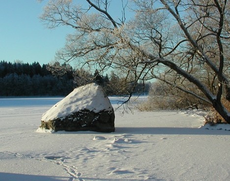 Kämpastenen med snö